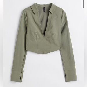 H&M CORSET-STYLE V-NECK SHIRT
COLOR:Khaki green/Large